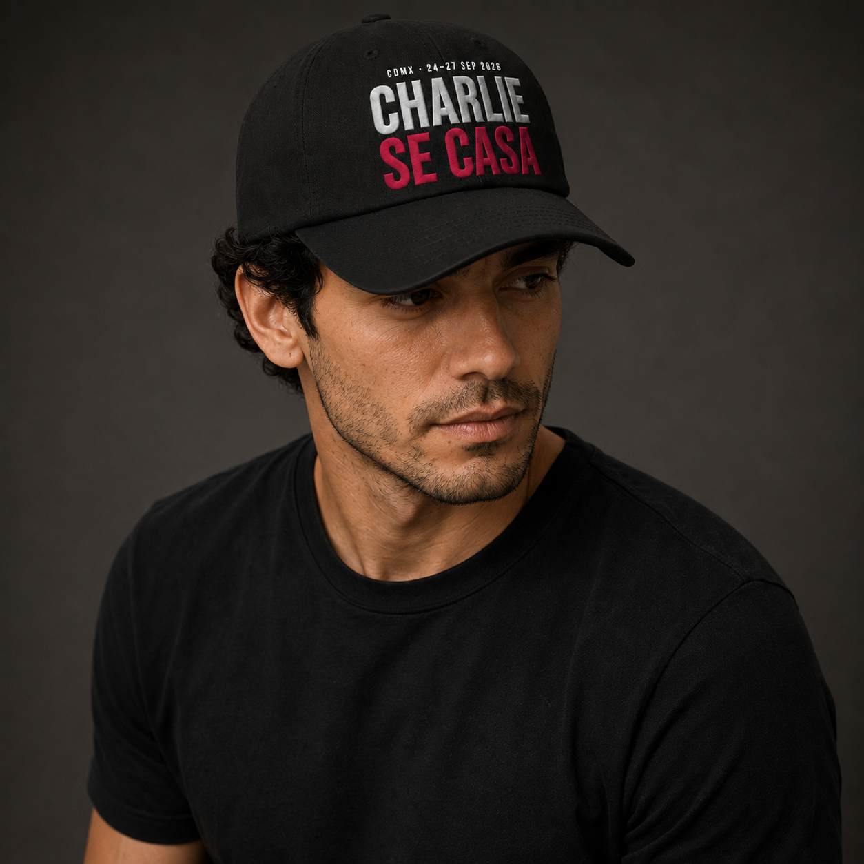 Modelo usando la gorra oficial Charlie se casa