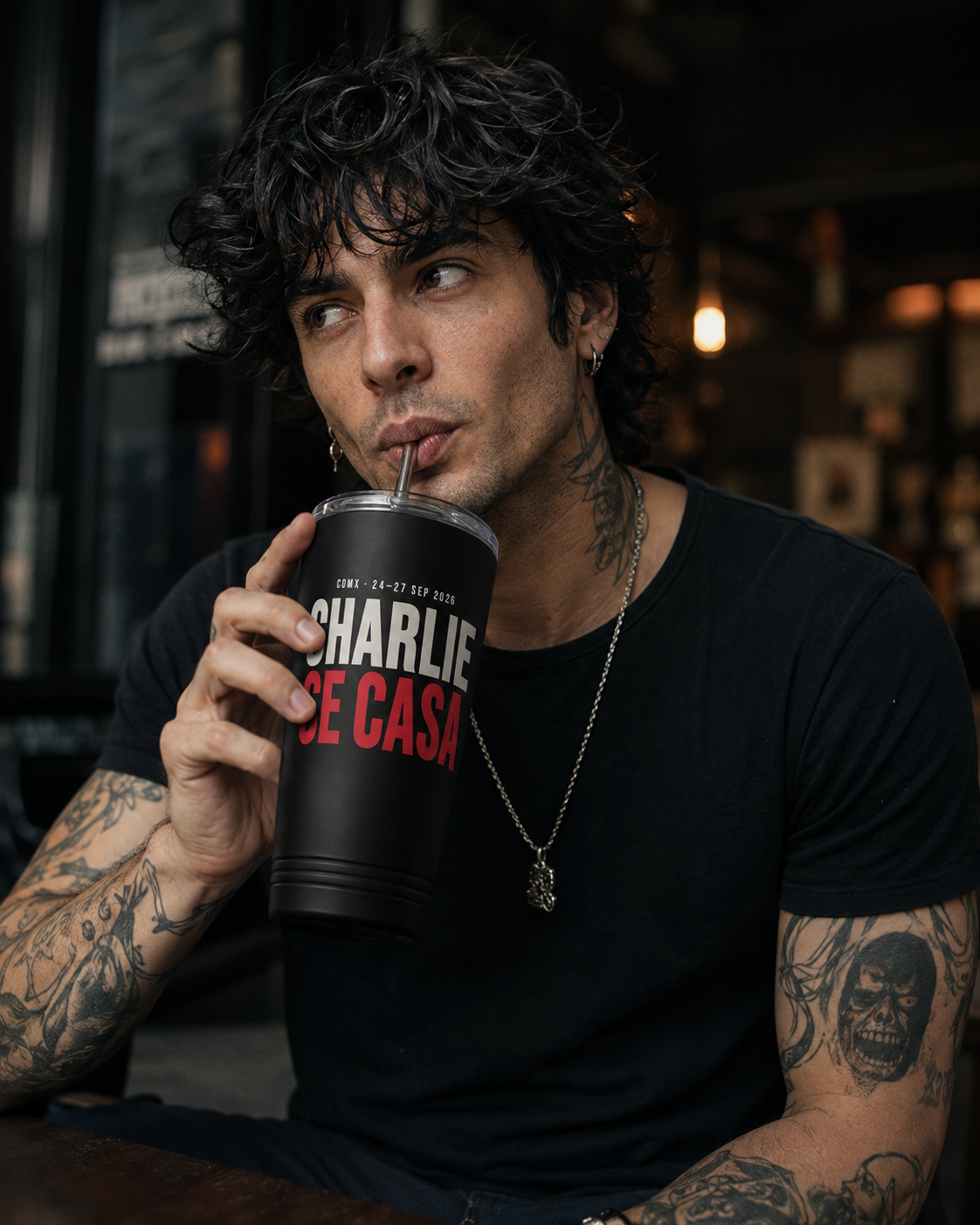 Modelo usando el tumbler oficial Charlie se casa
